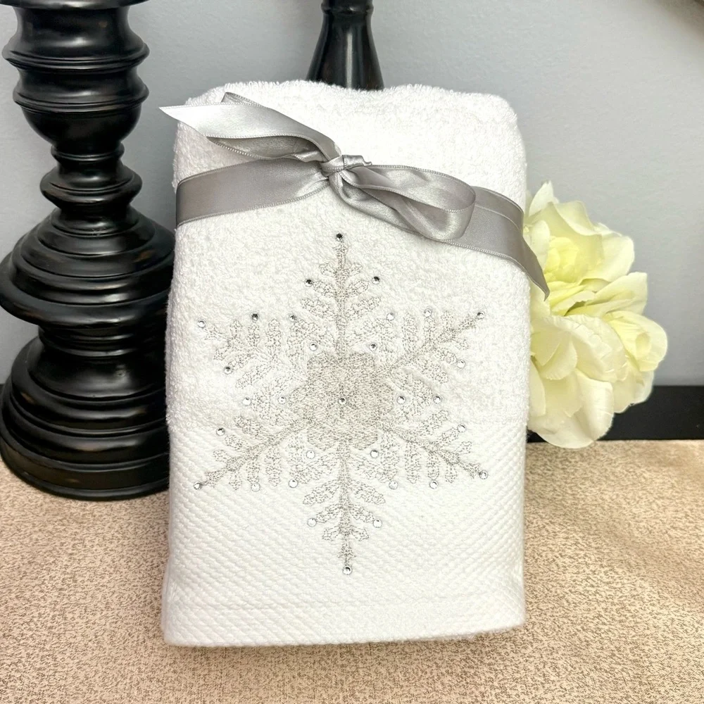 NWT Set of 2 Shimmering Rhinestone SNOWFLAKE Turkish Bathroom Hand Towels